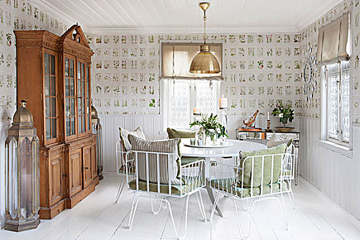 白色,金属,椅子,垫子,圆,桌子,柜橱,餐厅,植物,壁纸,木地板