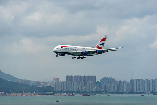 一架英国航空的空客a380客机正降落在香港国际机场
