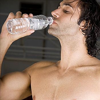 特写,中年,男人,饮用水,瓶子