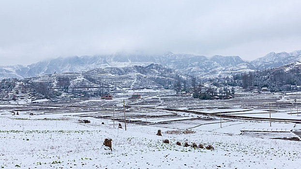 云南昭通大山包冬季雪山蜿蜒田野