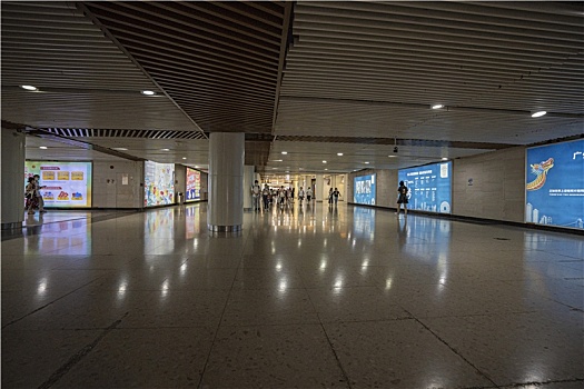 羊城广州夏天的珠江新城宽广的地铁站