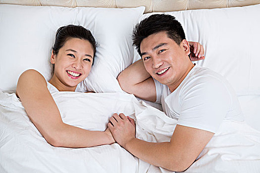 夫妻在臥室休息