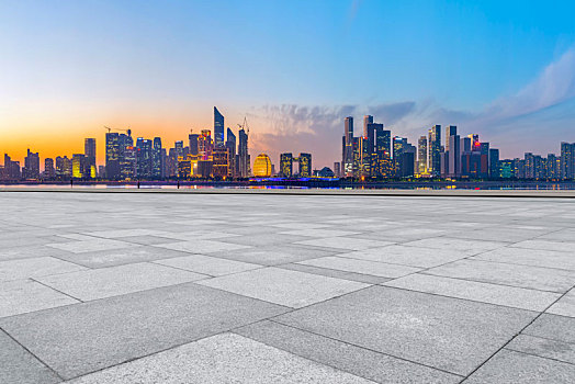 路面天际线和现代建筑背景图夜景