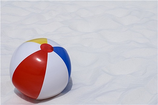 水皮球,白色背景,沙子