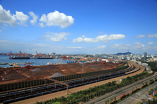 山东省日照市,蓝天白云下的港口,运输生产繁忙有序
