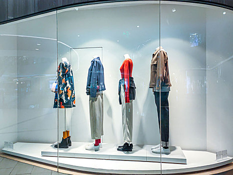 商場里的櫥窗衣服展示