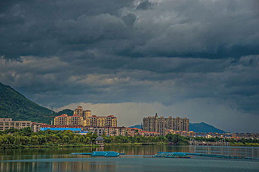 全景,建筑群,高楼,河,灯,夜景,夕阳,倒影,云霞,乌云,城市夜景,草,剪影,风光,水面,奇景