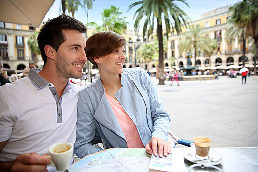 情侣,巴塞罗那,坐,餐厅桌子,皇家广场