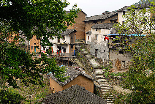 古村的阶梯和土屋民居