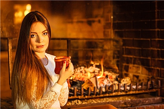 女人,喝,热,咖啡,放松,壁炉
