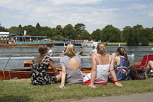 英格兰,牛津,四个,女青年,坐,河岸,享受,皇家,赛舟会