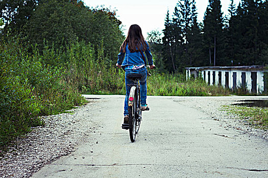 后视图,少女,骑自行车,乡村道路