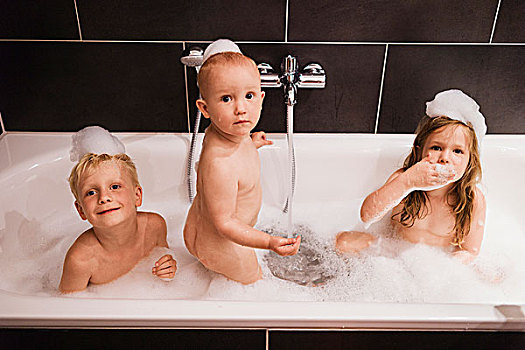 三个孩子,浴缸