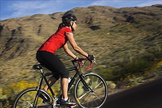 女人,骑自行车,萨瓜罗国家公园,亚利桑那,美国