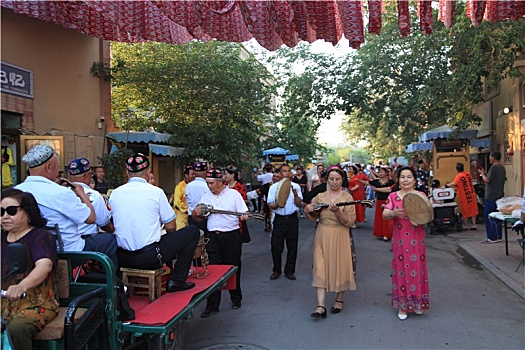 阿勒屯古街,维吾尔族传统文化村的木卡姆表演