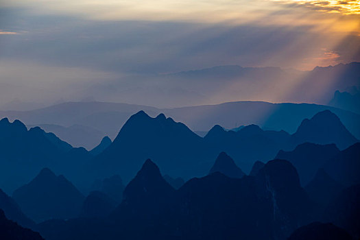 清晨远眺阳光下绵延的群山