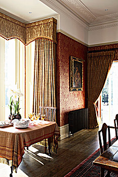 桌子,正面,凸窗,齐地,锦缎,帘,传统,餐厅