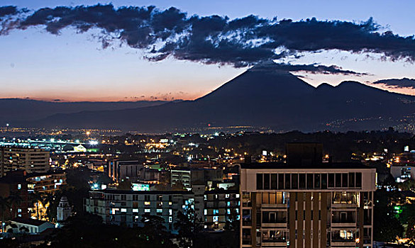 市区,夜晚,火山,背影,危地马拉城,危地马拉,中美洲