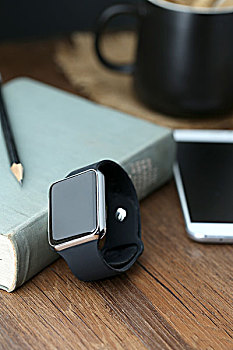 智能手表和智能手机放在桌面上