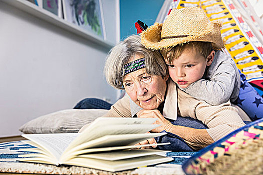 老年,女人,读,孙子,戴着,牛仔帽,客厅,地面
