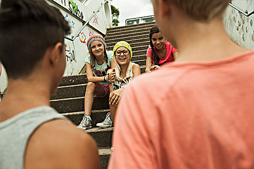 后视图,两个男孩,女孩,坐,楼梯,户外,德国
