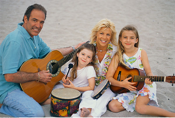 家庭,演奏音乐,海滩
