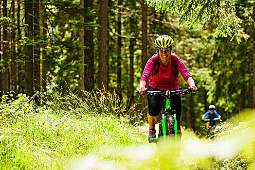 女人,骑自行车,树林