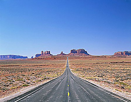 道路,纪念碑谷纳瓦霍部落公园,犹他,亚利桑那,美国