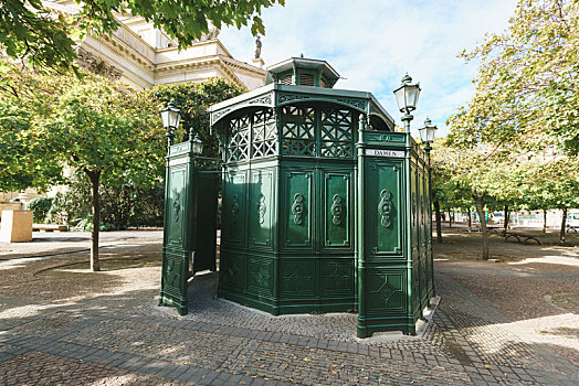 德国柏林街头公共厕所,环保绿色公共卫生间