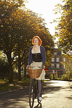 年轻,红发,女人,骑自行车,公园