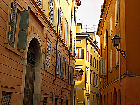橙色和黄色,四,建筑物,随着,百叶窗,线,狭窄的街道,深紫色,罗马涅区,意大利