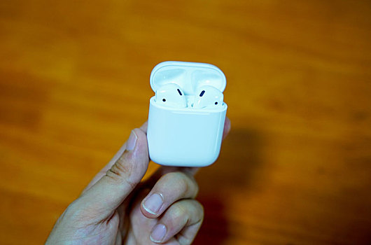 苹果无线蓝牙耳机airpods,二代,及充电盒