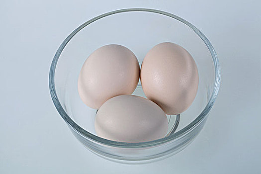 玻璃碗放着三个鸡蛋