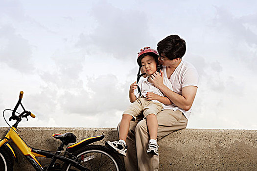 父親,摟抱,兒子,騎自行車