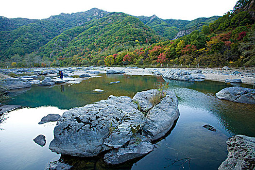 河道,河床,断流,干涸,旱季,石头,河卵石,倒影,植被,自然,风光,本溪,湖里村,秋季,红叶