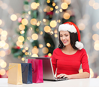 休假,科技,人,概念,微笑,女人,圣诞老人,帽子,购物袋,笔记本电脑,上方,圣诞树,背景