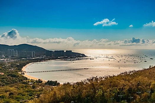 中国海南省三亚市鹿回头海湾都市夕阳晚霞景观