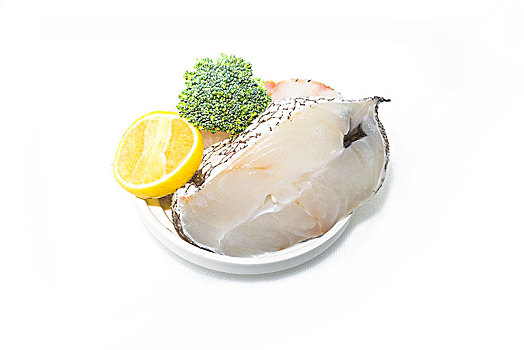 新鲜的生鳕鱼块摆放在白色的盘子里