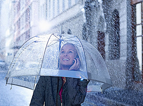 微笑,职业女性,交谈,手机,伞,下雨,街道