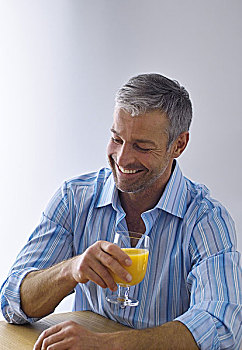 男人,中年,玻璃杯,微笑,橙汁,头像,序列,40-50岁,岁月,注视,衬衫,蓝色条纹,灰发,短发,魅力,好看,果汁杯,果汁