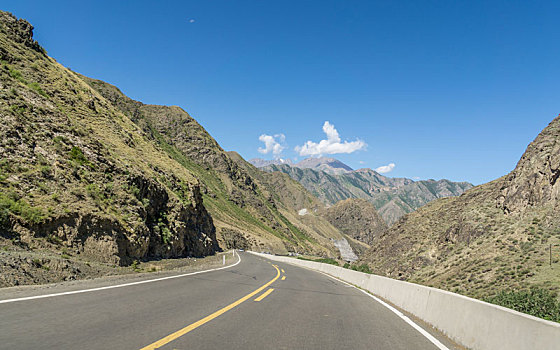 夏季新疆戈壁公路弯道汽车背景