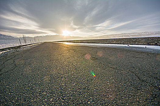 逆光的公路路面