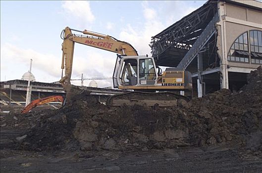 温布利体育场拆迁,挖掘器械,工作
