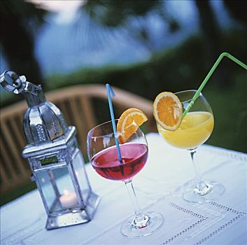 两个,不同,果汁,玻璃杯,桌上,黎明