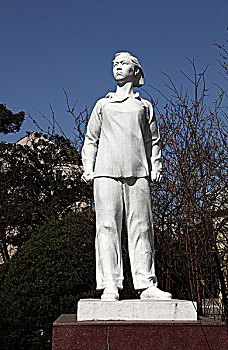 上海市少年宫草坪上的刘胡兰塑像