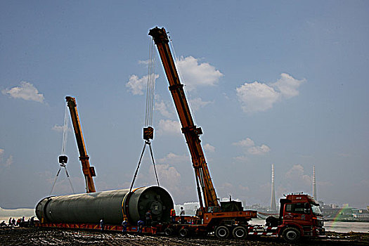 重庆李家沱大件货场装卸工正在吊载大型锅炉