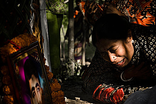 女人,死亡,亲属,交通事故,孟加拉,十一月,2009年