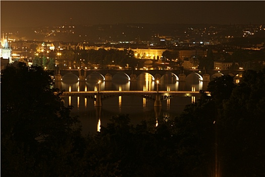 看,伏尔塔瓦河,夜晚