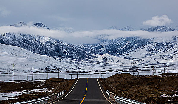 西藏高原雪山道路