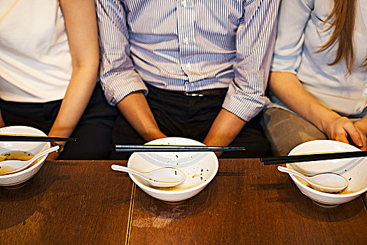 俯拍,特写,三个人,坐,桌子,餐馆,空,碗,筷子,正面